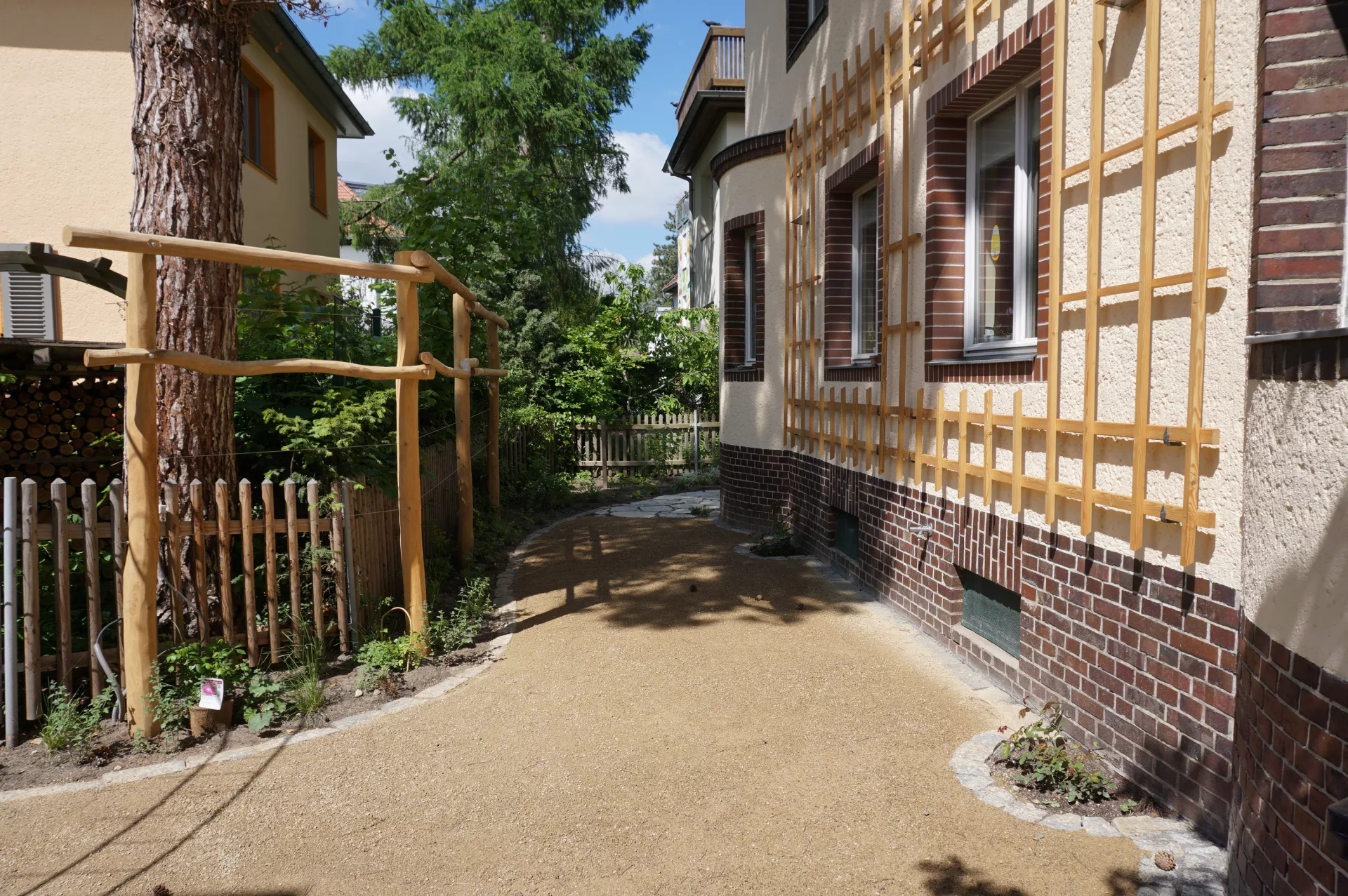 Lärchenholzspalier an Wegedecke