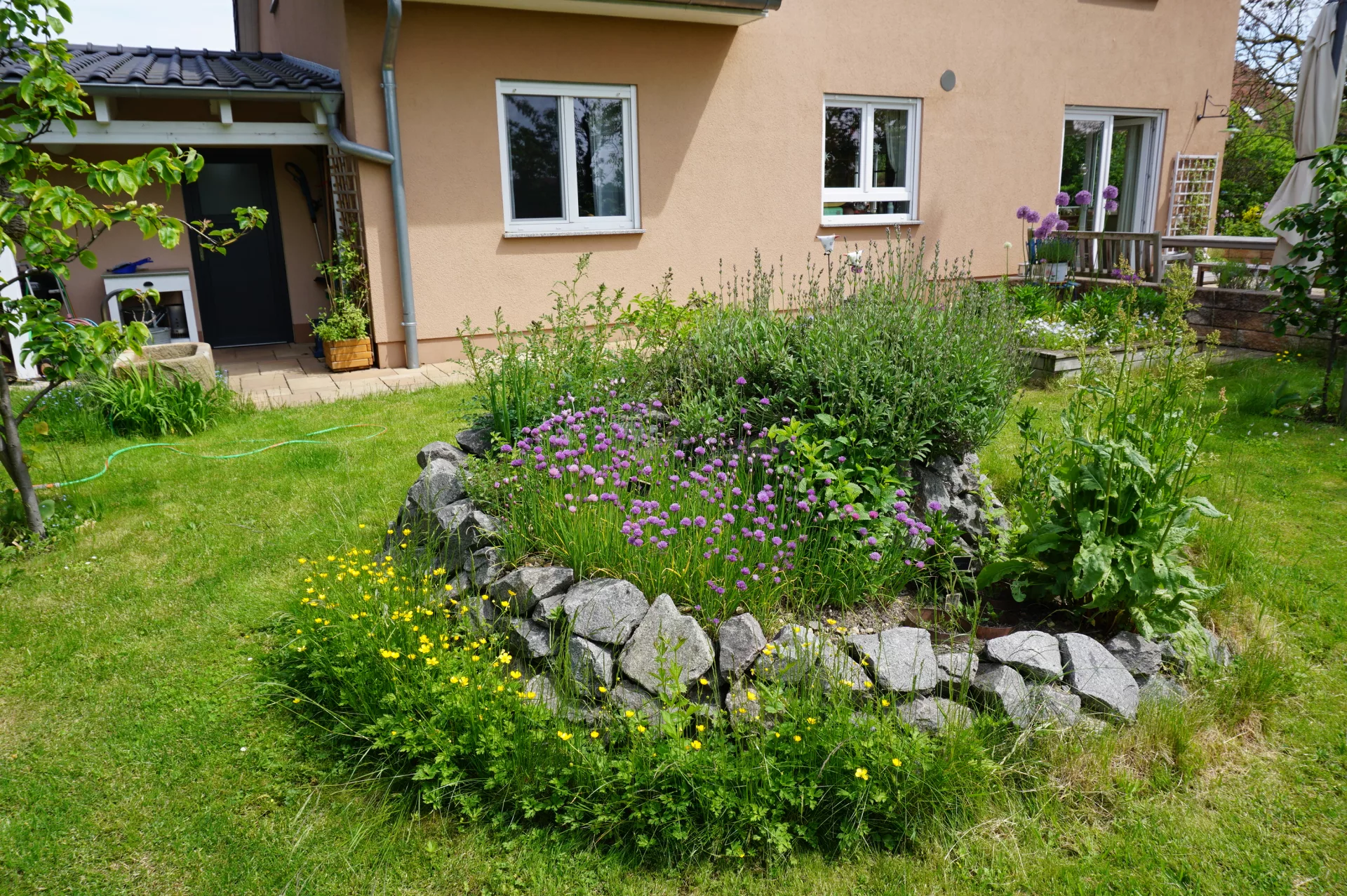 Kräuterspirale aus Wasserbausteinen