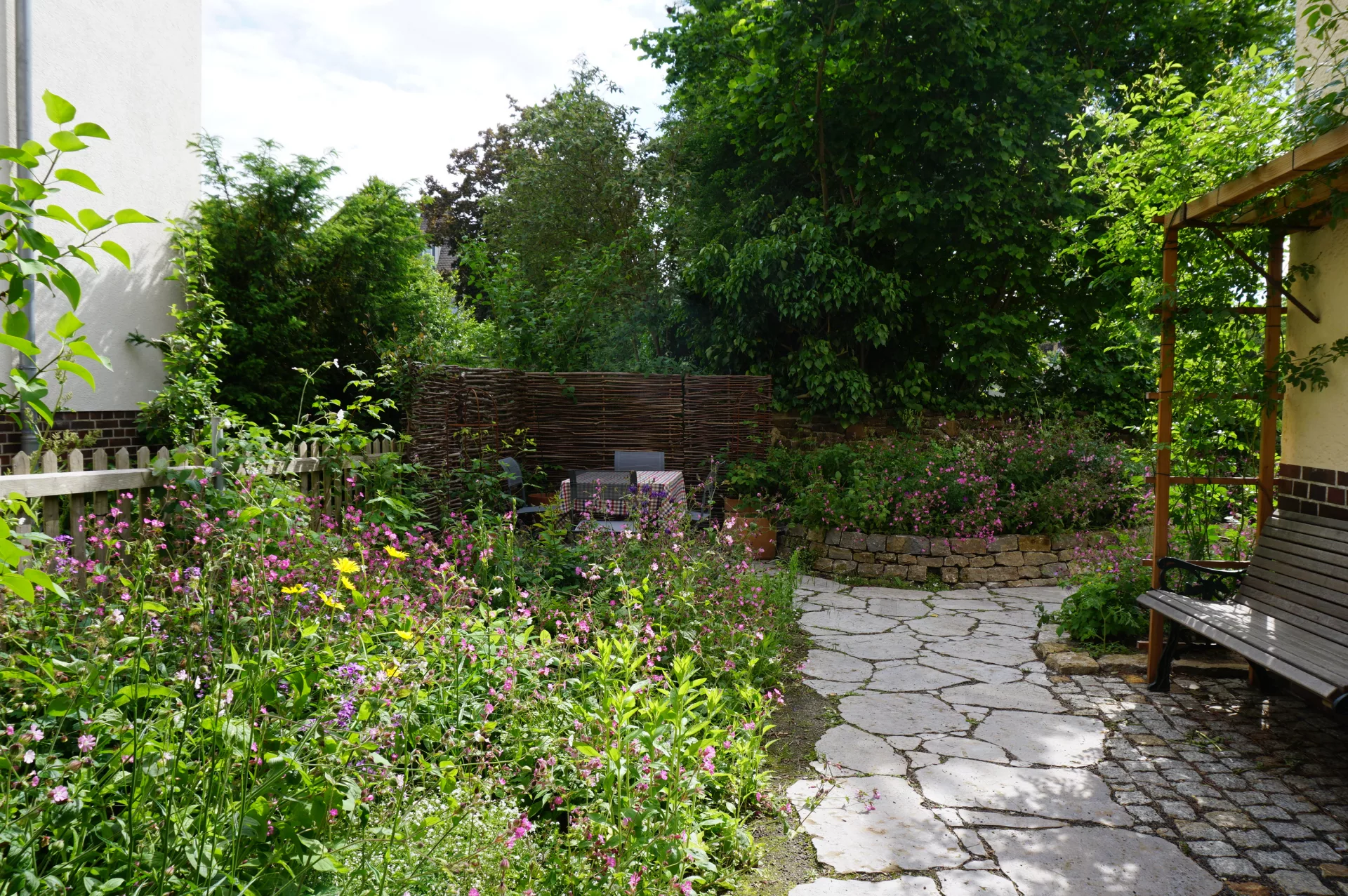 Kleine Terrasse am Schattenbeet