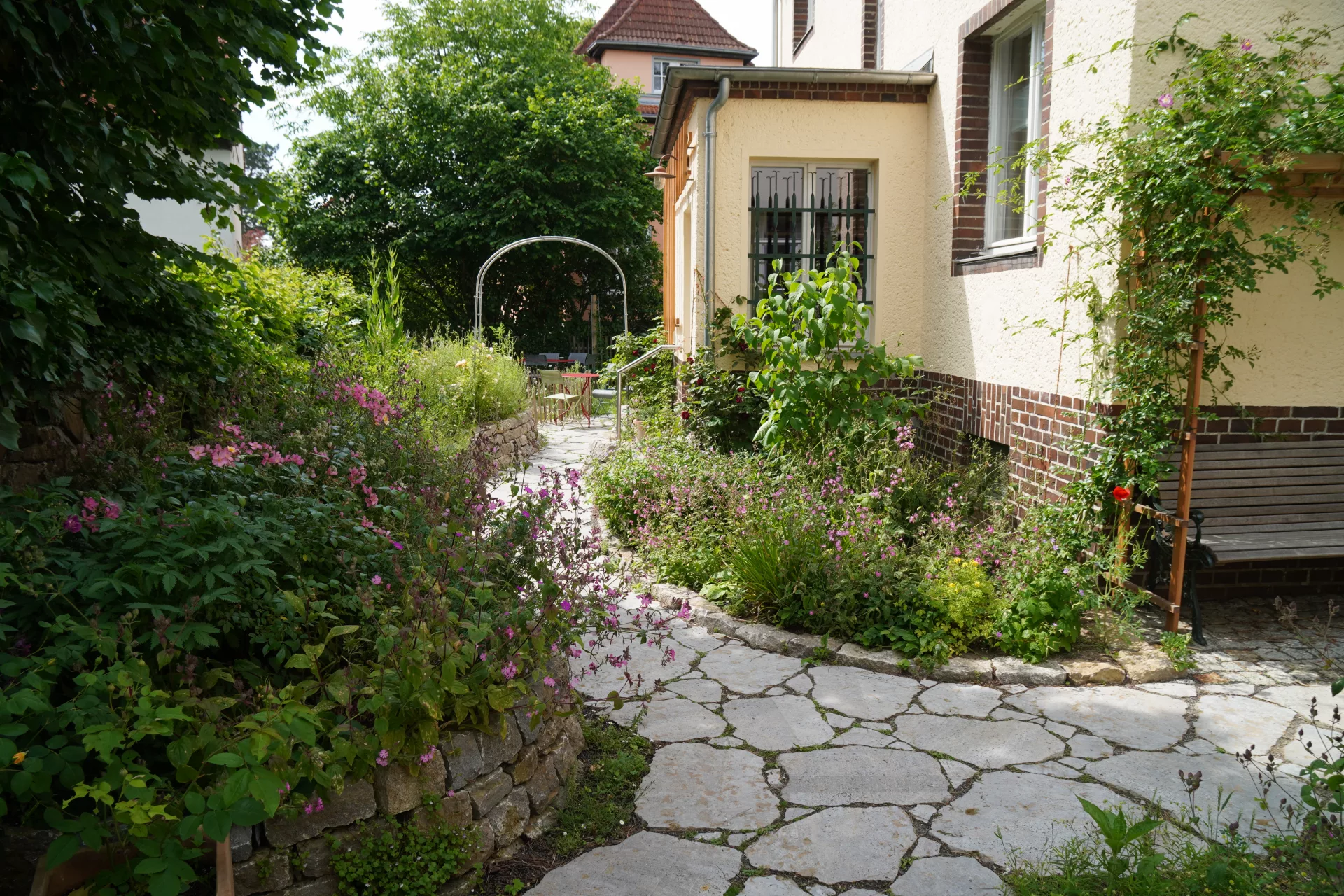 Halbschattige Waldgartenbeete