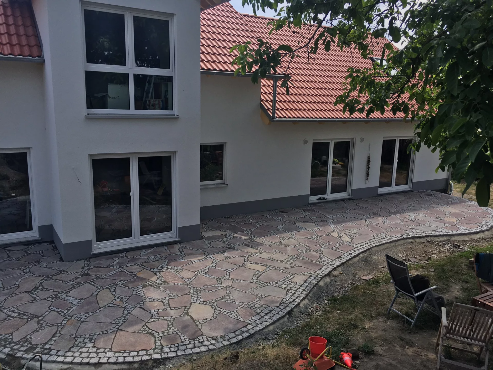 Natursteinterrasse aus Port. Granit und Ital. Kernporphyr