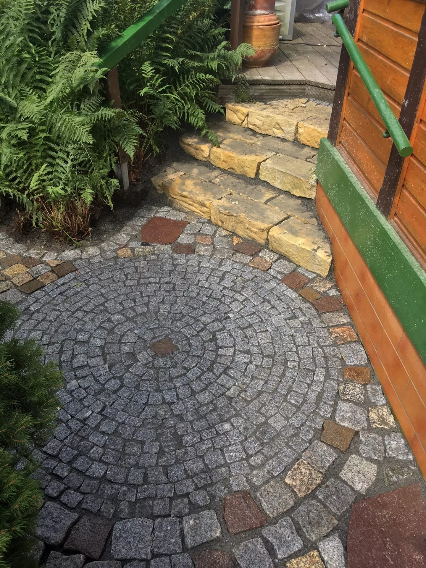 Kreis aus Port. Granit & Treppe aus Sandstein