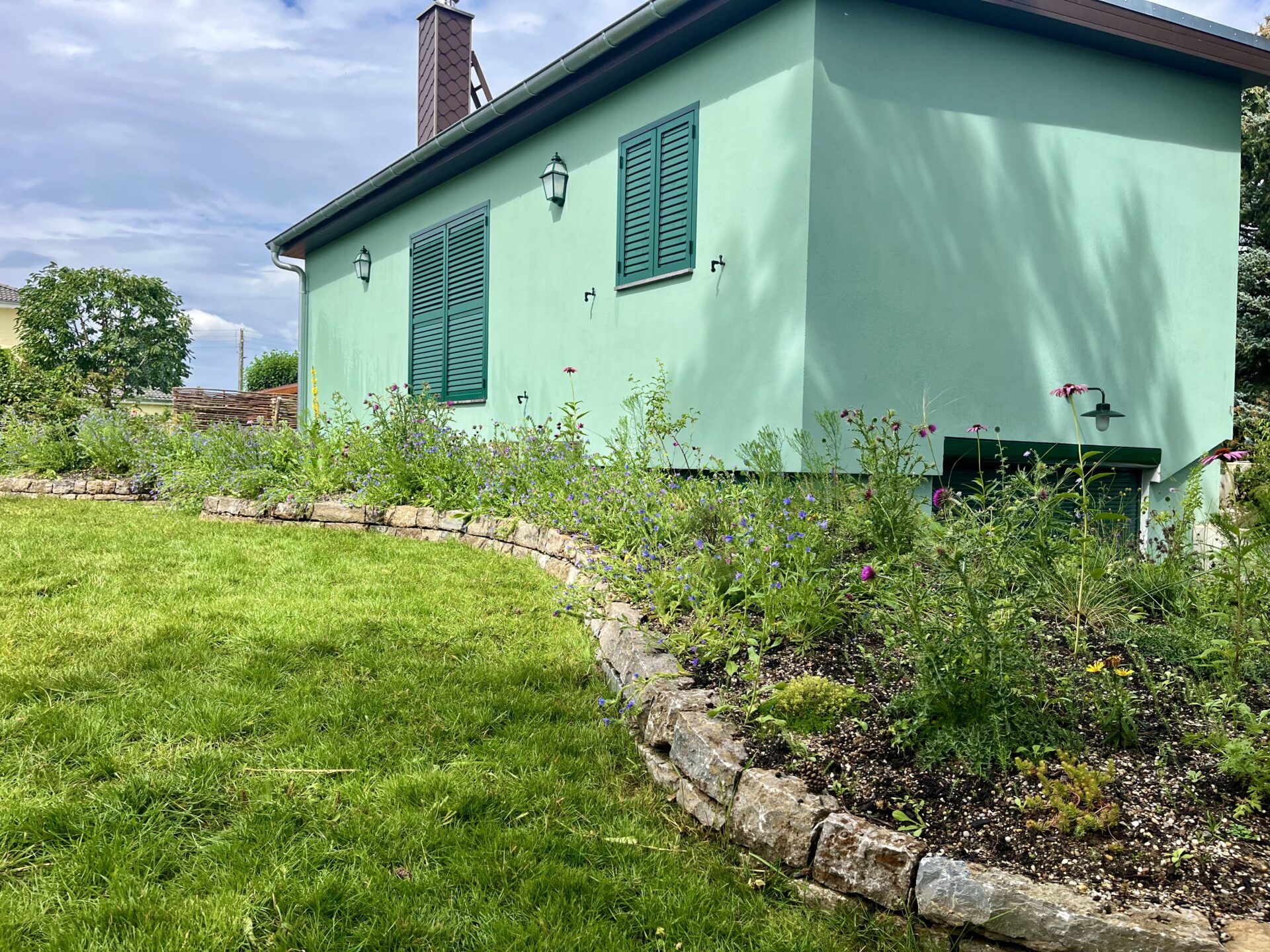 Staudenbeet mit Trockenmauer