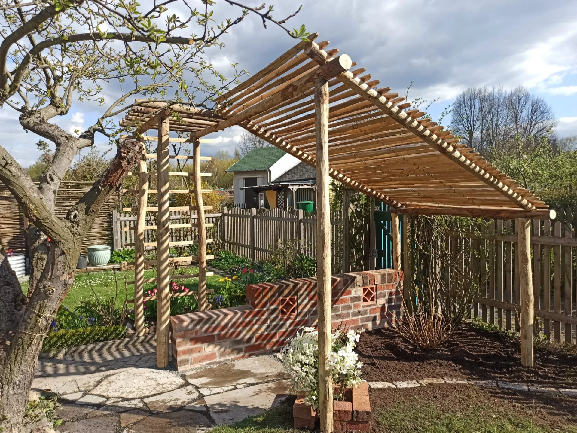 Pergola an Sitznische